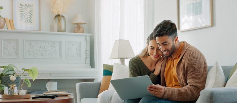 casal de namorados olhando para o computador e sorrindo casal de namorados olhando para o computador e sorrindo