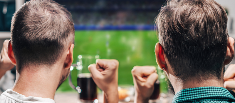 Amigos assistindo partida de futebol