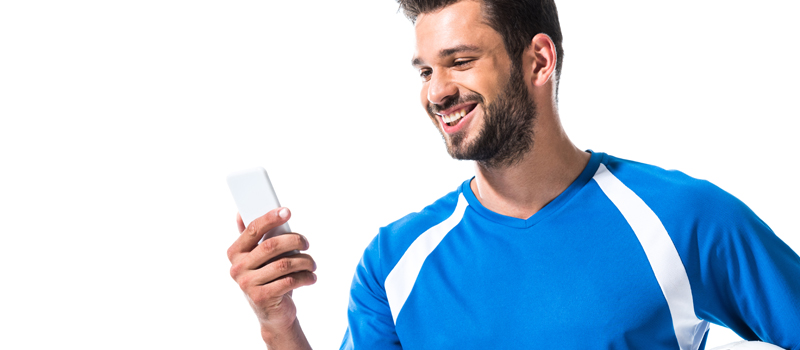 Homem olhando celular e sorrindo