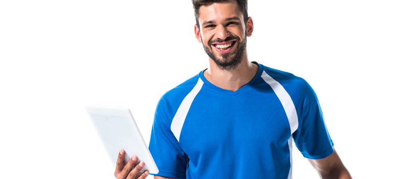 Homem sorrindo com tablet na mão