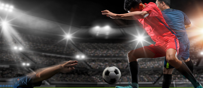 Jogadores de futebol disputando bola