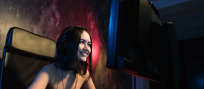 Menina jogando no computador